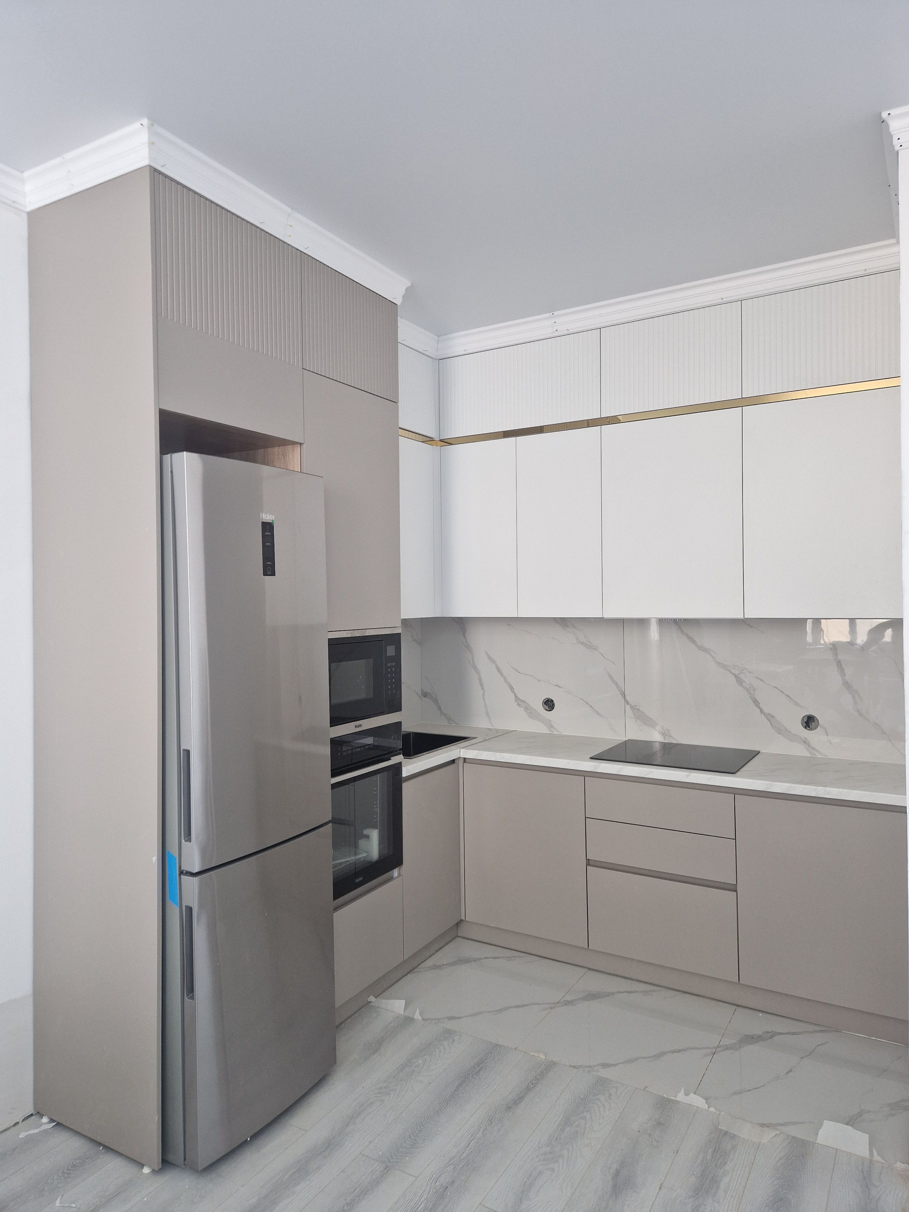 Modern dual tone kitchen with taupe and white laminate, marble-look backsplash and countertop in Bengaluru | Material Depot